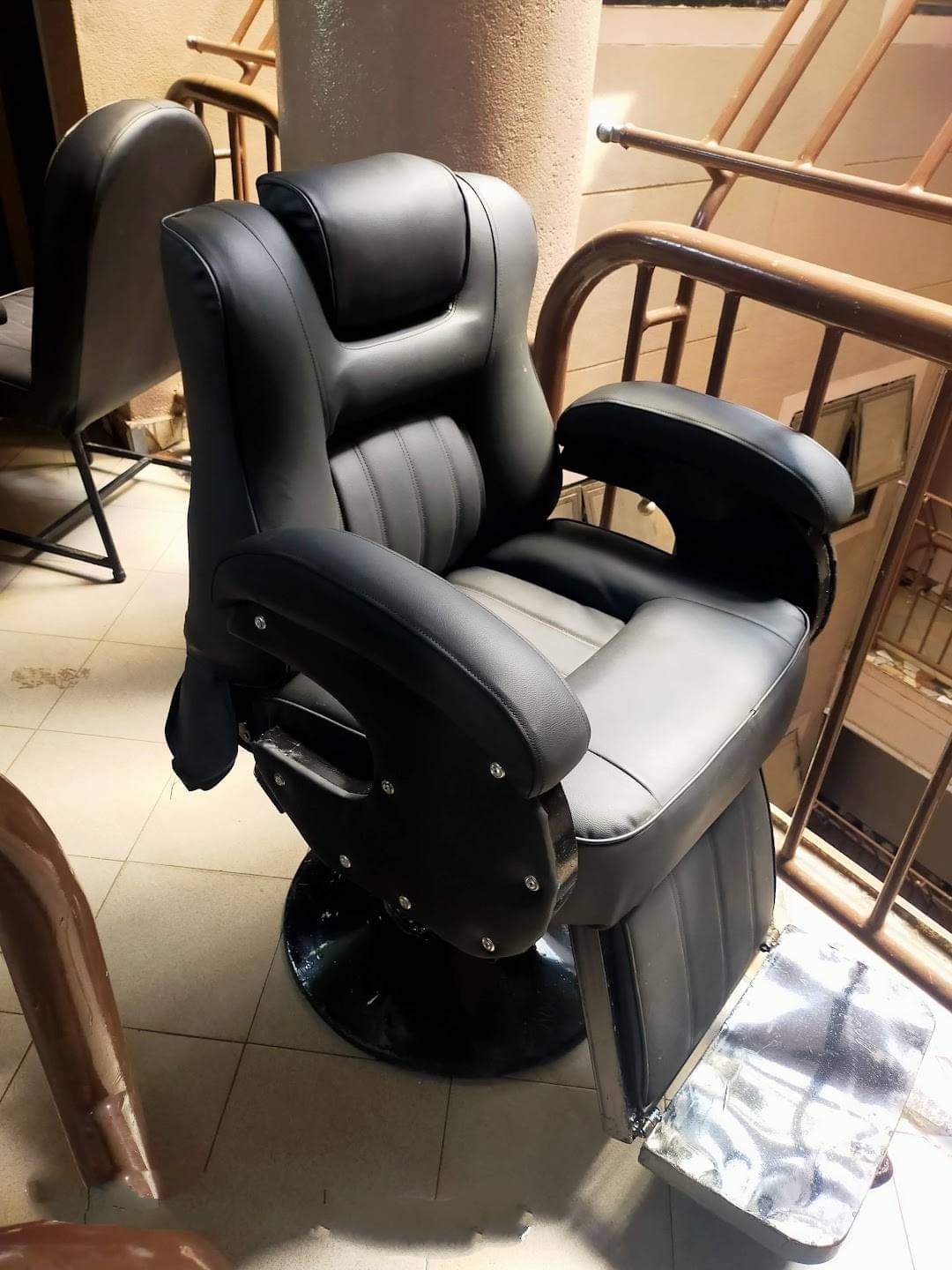 LOCAL BARBER KINYOZI CHAIRS